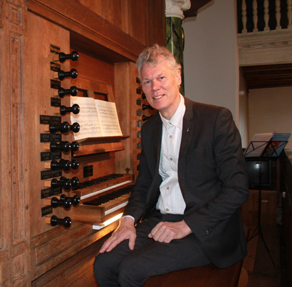 Auke de Boer organist, zittend voor het kerkorgel