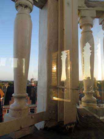 Uitzicht vanaf het stadhuis Dokkum uit de speelcabine van het carillon