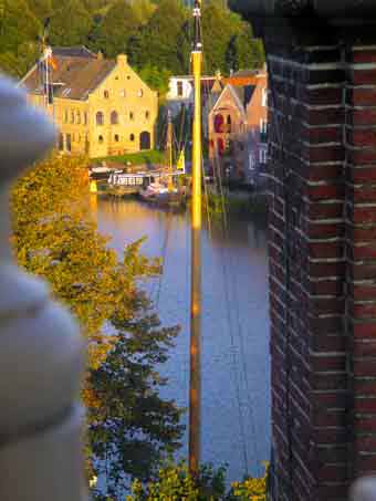Uitzicht vanuit de speelkabine van de carillonkoepel van het stadhuis van Dokkum op de oude werf op De Zijl