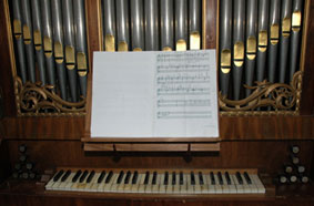 Deel van de Orgel Partituur op het orgel in Durgerdam