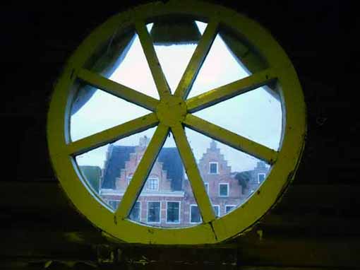 Blik uit het raam van het stadhuis te Dokkum op gevels aan De Zijl